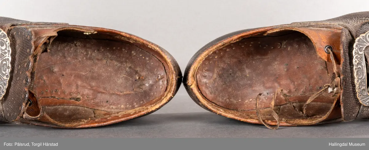 Sko med lærsåle. Støypt sølvspenne med laus tann. 