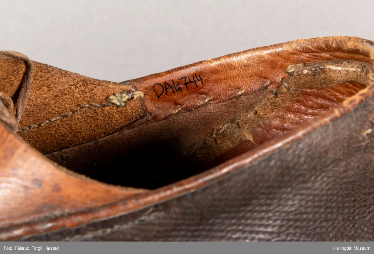 Sko med lærsåle. Støypt sølvspenne med laus tann. 