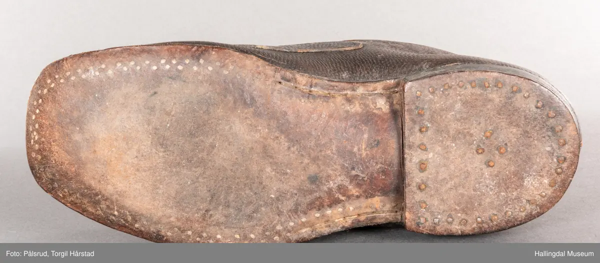 Sko med lærsåle. Støypt sølvspenne med laus tann. 