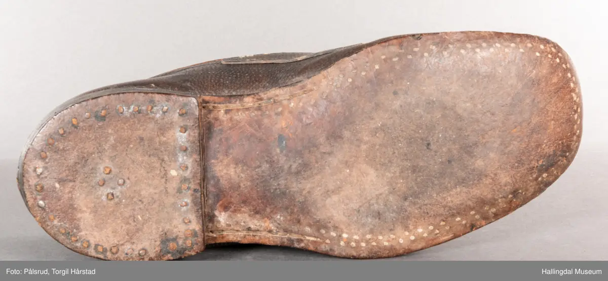 Sko med lærsåle. Støypt sølvspenne med laus tann. 