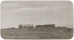 Gårdstun i Bø på Engeløya i Steigen. Gården, med fjøset til 