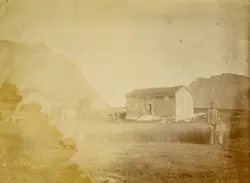 Tekst på baksiden: Stua hjemme i Sandvåg. 
Fra Engeløya i St