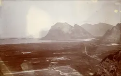 Bø på Engeløya, med Mjeldberget midt i bildet.