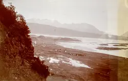 Utsikt over Stegen på Engeløya. Til venstre ses Steigen kirk