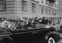 Folket hilser kong Haakon i krysset Sandakerveien og Hegerma