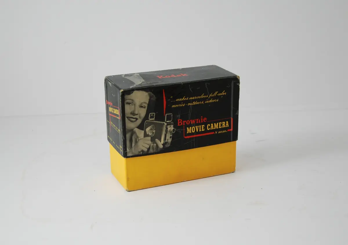 Form: rektangulær, bredere oppe enn nede, linse på kortside, sveiv for film på langside, knapper for blender etc.
