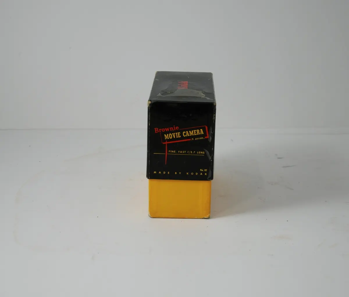 Form: rektangulær, bredere oppe enn nede, linse på kortside, sveiv for film på langside, knapper for blender etc.
