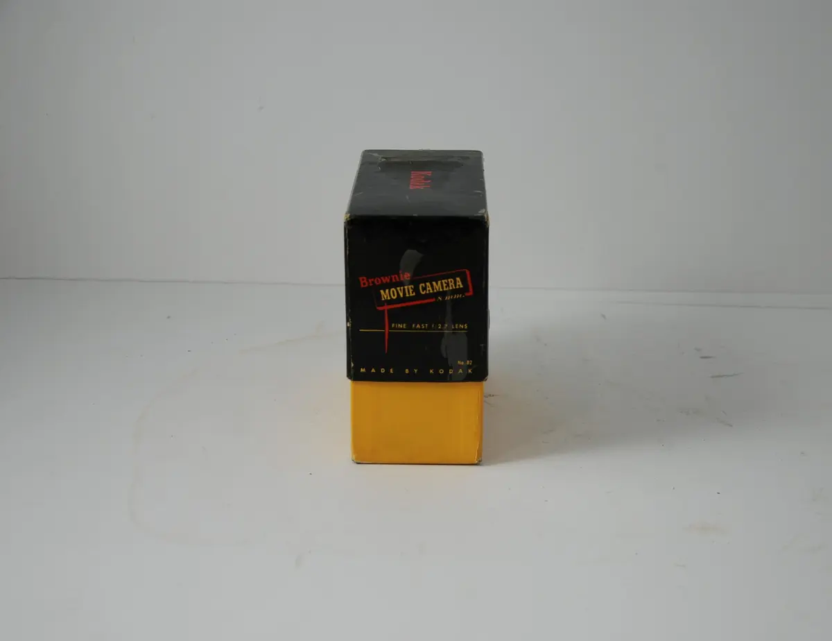 Form: rektangulær, bredere oppe enn nede, linse på kortside, sveiv for film på langside, knapper for blender etc.
