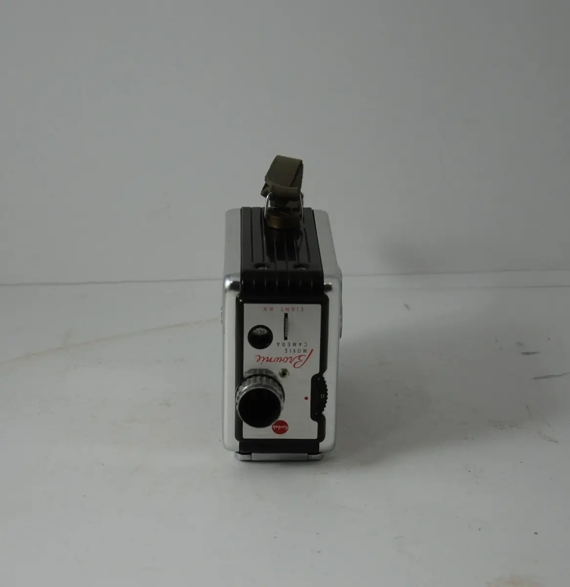 Form: rektangulær, bredere oppe enn nede, linse på kortside, sveiv for film på langside, knapper for blender etc.
