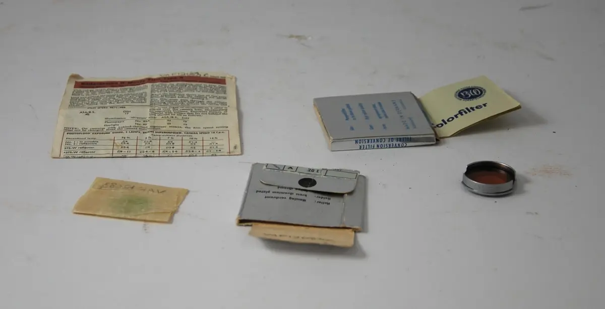 Form: rektangulær, bredere oppe enn nede, linse på kortside, sveiv for film på langside, knapper for blender etc.
