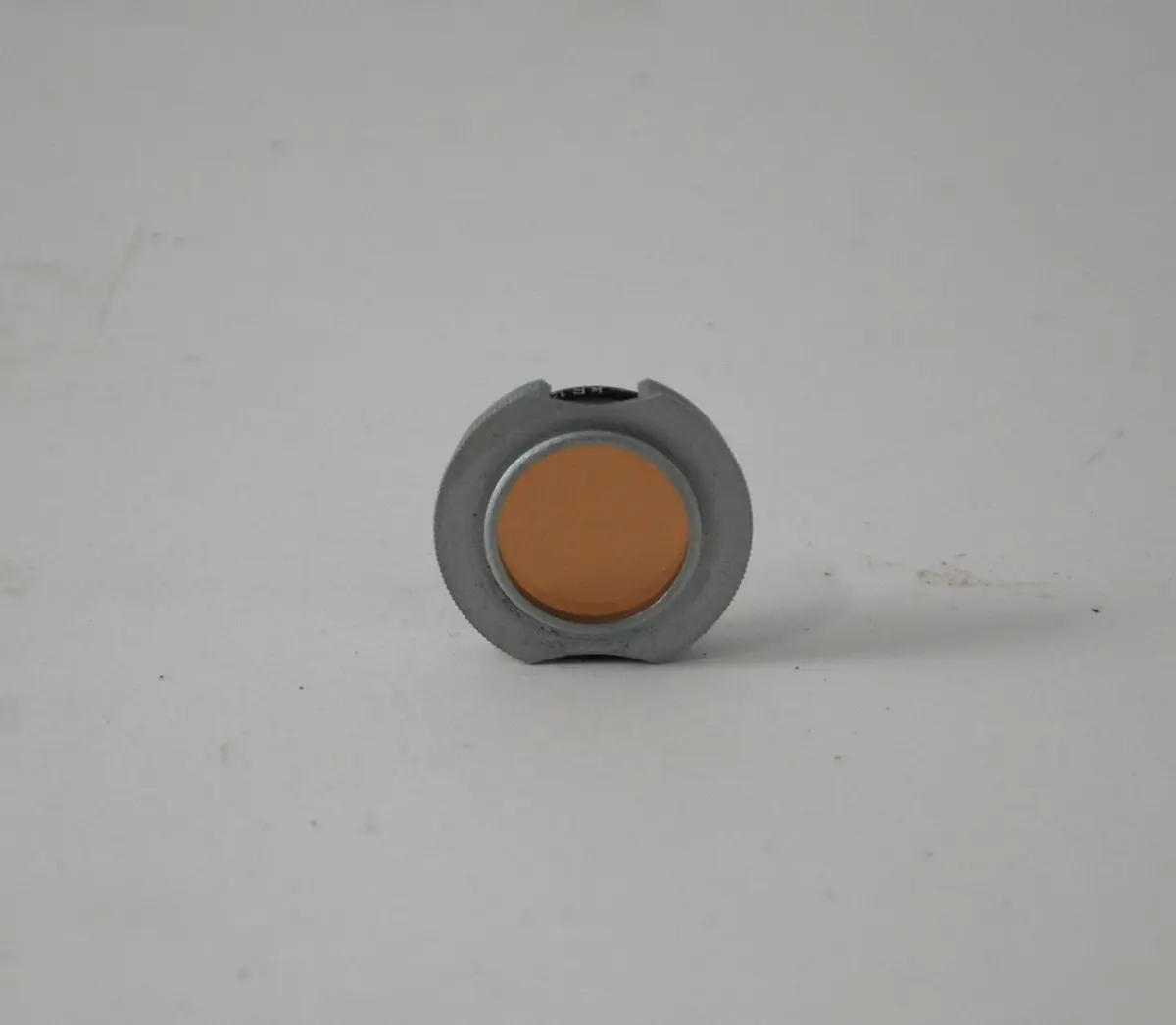 Form: rektangulær, bredere oppe enn nede, linse på kortside, sveiv for film på langside, knapper for blender etc.
