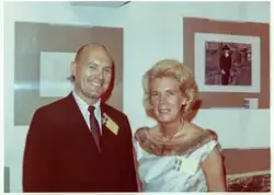 Glasdesignern Asta Strömberg, Strömbergshyttan, i beigevit p