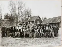 Gruppfoto av personalen vid Strömbergshyttan, 1940-tal.
Över