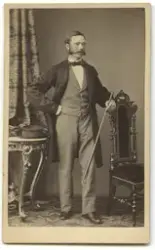 Porträtt på en man i helfigur, stående.