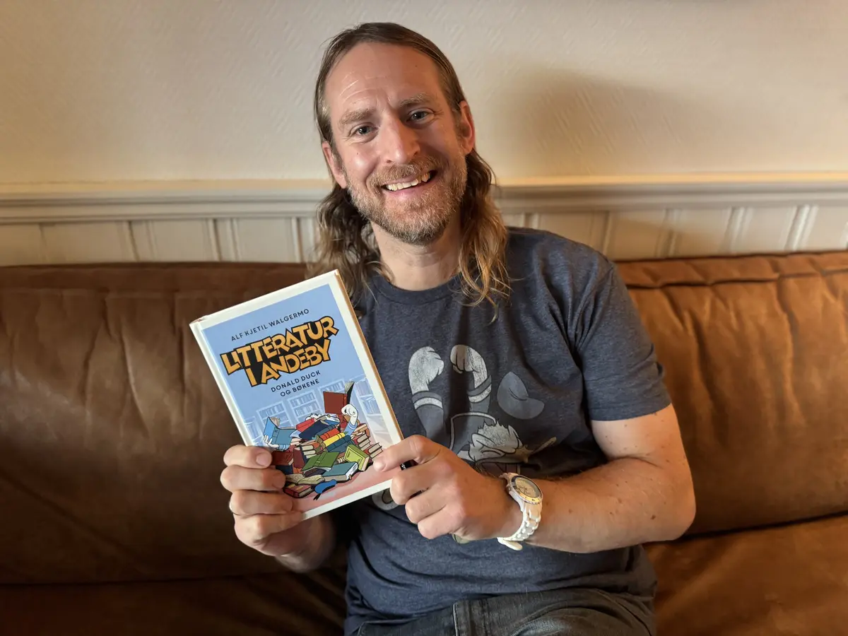 Bilete av Alf Kjetil Walgermo med boka si «Litteratur i Andeby».