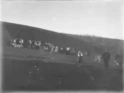 Barn og voksne samlet utendørs (muligens 17. mai?)