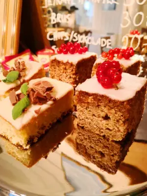 Tre kakestykker pyntet med glasur, rips og sjokolade. 