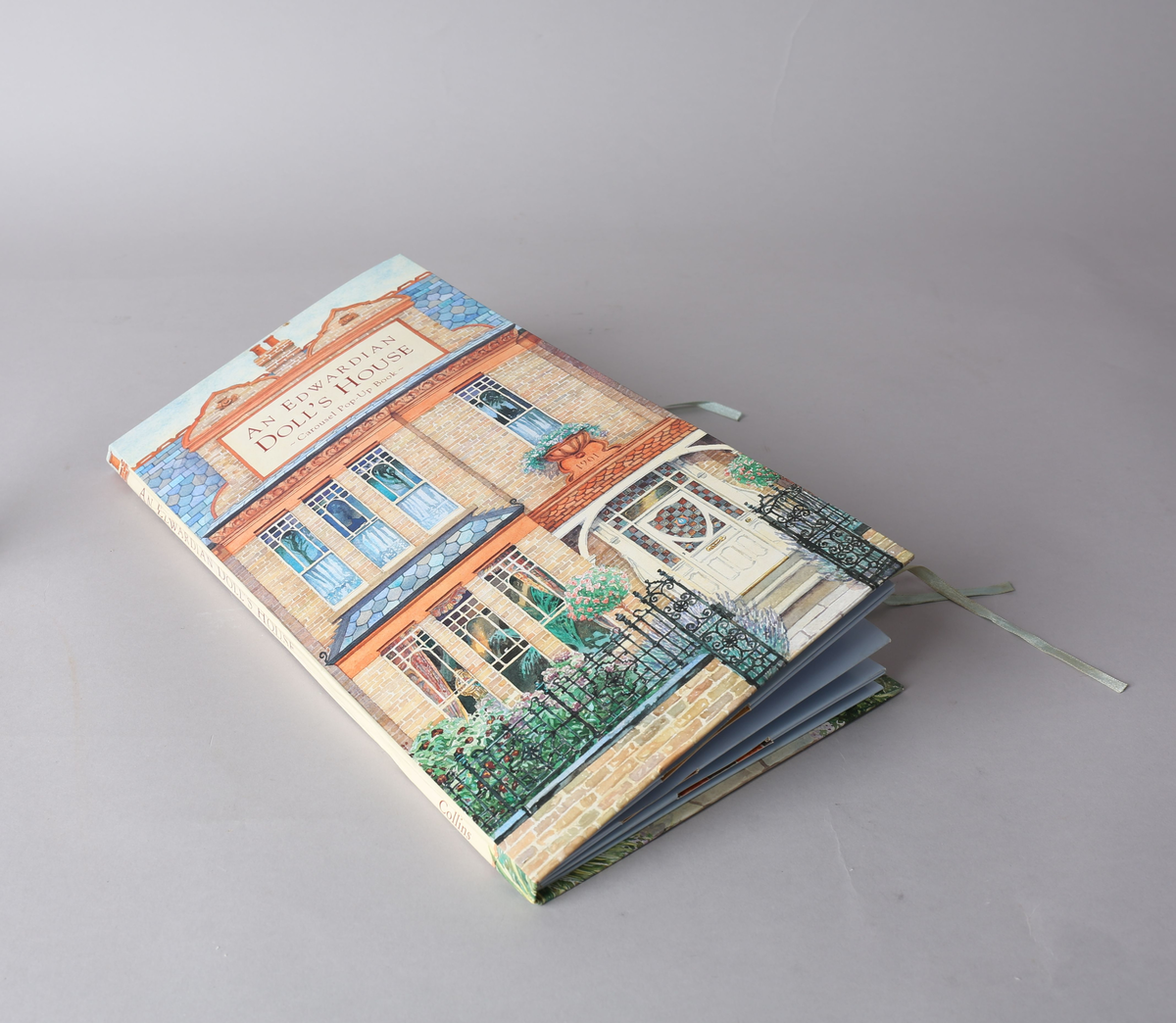 Dukkehus i form av en bok som brettes ut og blir et edvardiansk hus. Når utbrettet er det kvadratisk og blir et 360° graders dukkehus. Alle tak, vegger og gulv har påtegnet interiør, og noe av interiøret er brettet og pålimt, og skaper en 3D-effekt. Detaljene er intrikate, og det medfølger stansede figurer til å leke med. Av typen rom er foaje, spisestue, bad, soverom, formell stue eller musikkrom og kjøkken representert.