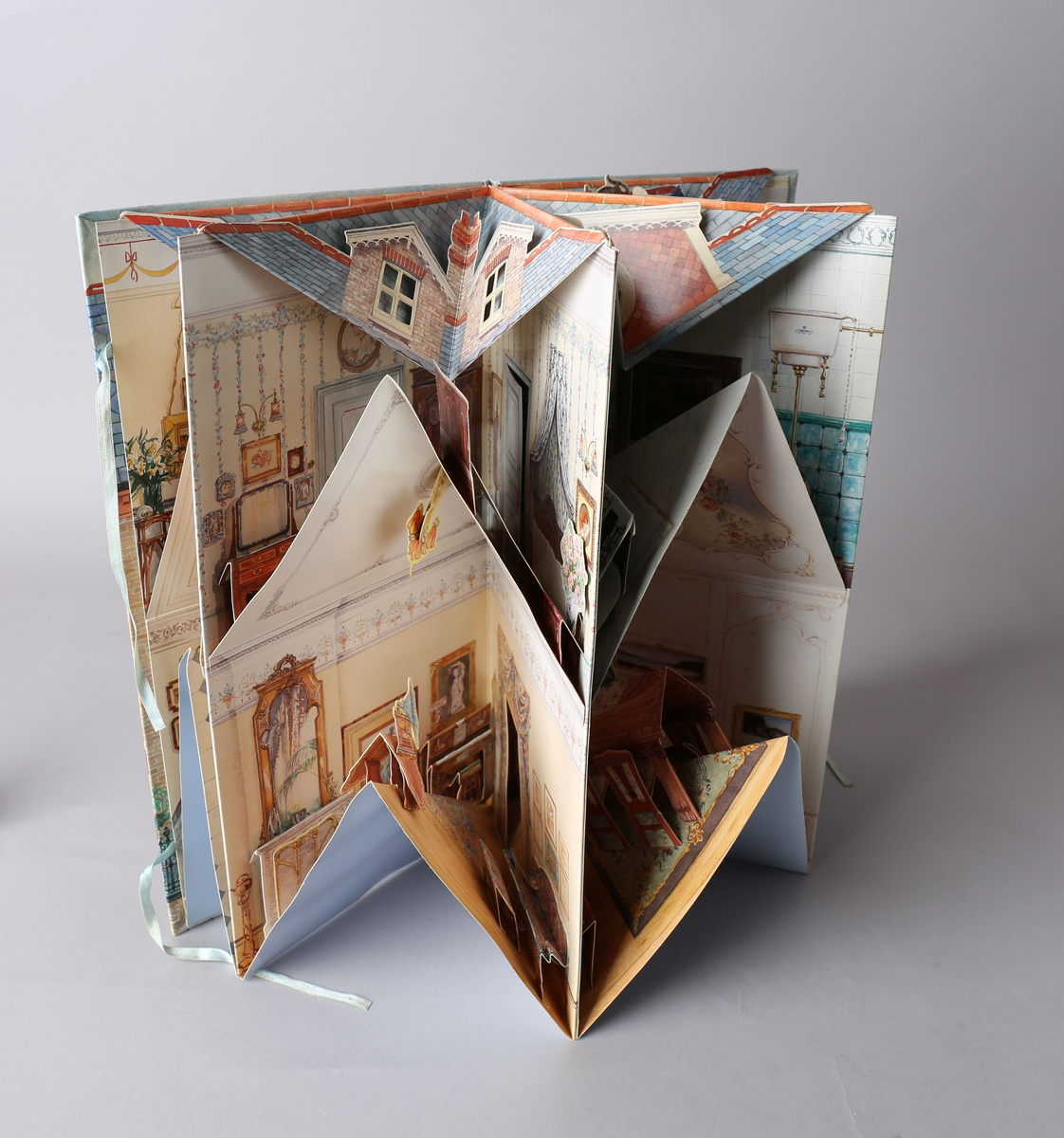 Dukkehus i form av en bok som brettes ut og blir et edvardiansk hus. Når utbrettet er det kvadratisk og blir et 360° graders dukkehus. Alle tak, vegger og gulv har påtegnet interiør, og noe av interiøret er brettet og pålimt, og skaper en 3D-effekt. Detaljene er intrikate, og det medfølger stansede figurer til å leke med. Av typen rom er foaje, spisestue, bad, soverom, formell stue eller musikkrom og kjøkken representert.