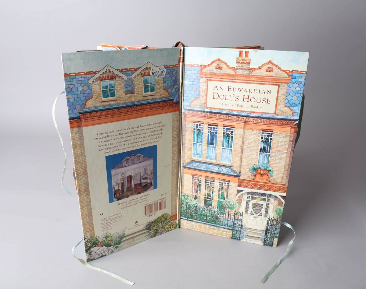 Dukkehus i form av en bok som brettes ut og blir et edvardiansk hus. Når utbrettet er det kvadratisk og blir et 360° graders dukkehus. Alle tak, vegger og gulv har påtegnet interiør, og noe av interiøret er brettet og pålimt, og skaper en 3D-effekt. Detaljene er intrikate, og det medfølger stansede figurer til å leke med. Av typen rom er foaje, spisestue, bad, soverom, formell stue eller musikkrom og kjøkken representert.
