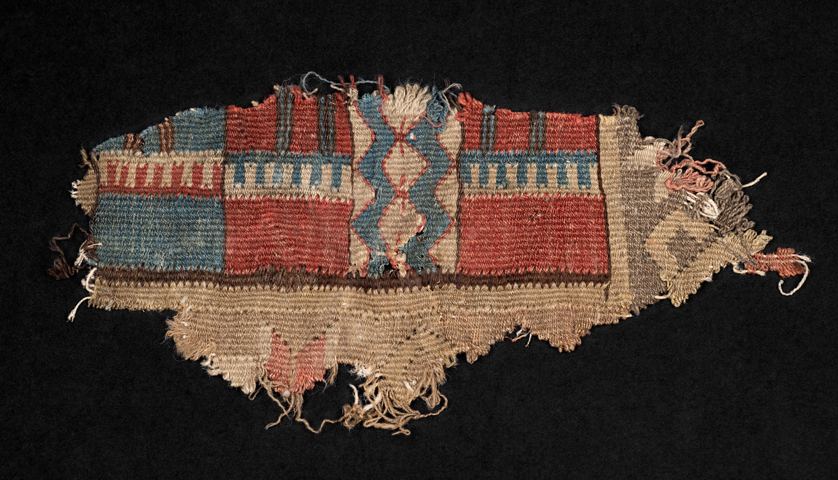 Fragmenter av et billedvevteppe - sansynligvis et jomfruteppe. 
3 deler.