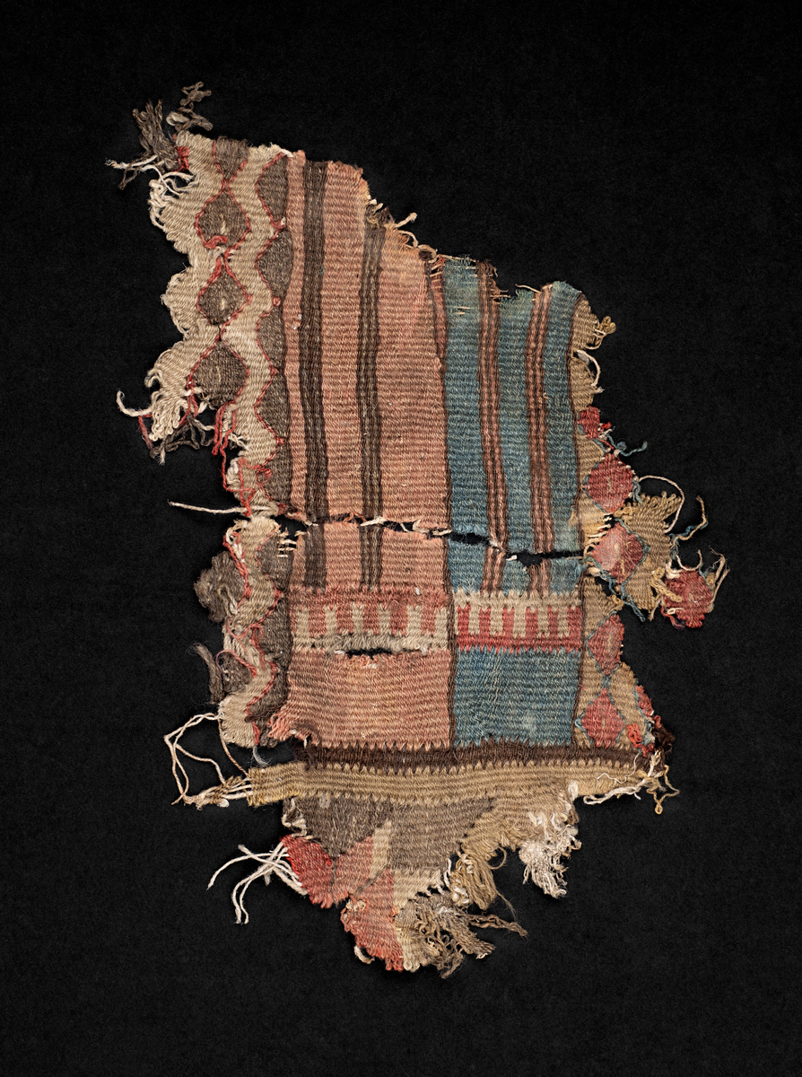 Fragmenter av et billedvevteppe - sansynligvis et jomfruteppe. 
3 deler.