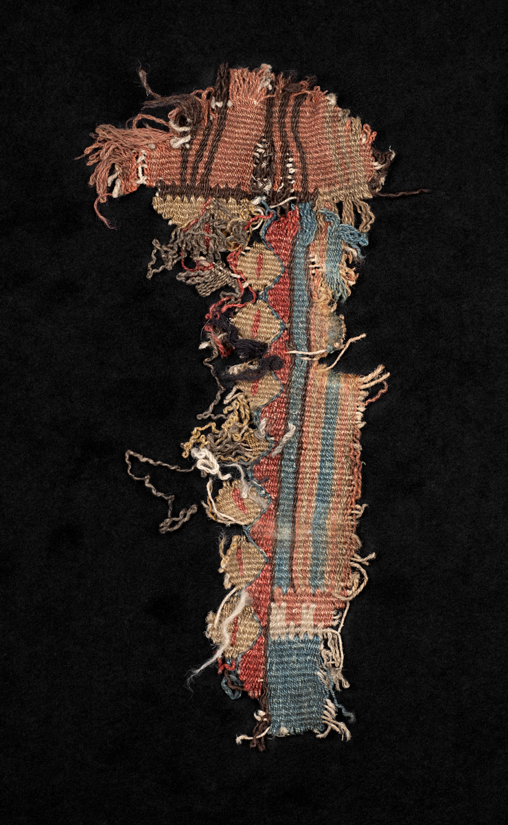 Fragmenter av et billedvevteppe - sansynligvis et jomfruteppe. 
3 deler.