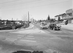 Biler og skolebarn i Smestadkrysset. Bakkekroen i høyre bill