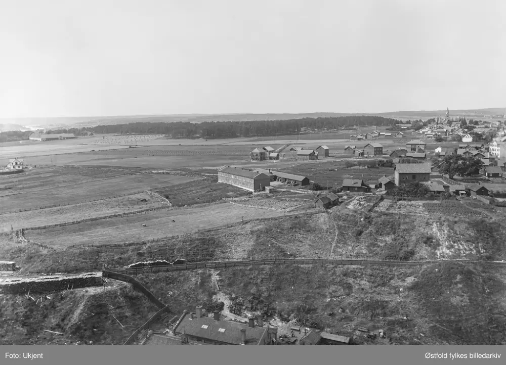 Bebyggelse og løkker rundt St. Olavs Vold (arbeiderbolig), Sarpsborg 1890. Borregaard hovedgård i bakgrunnen til venstre.
Se bilde 2 med utsnitt av St. Olafs Vold.