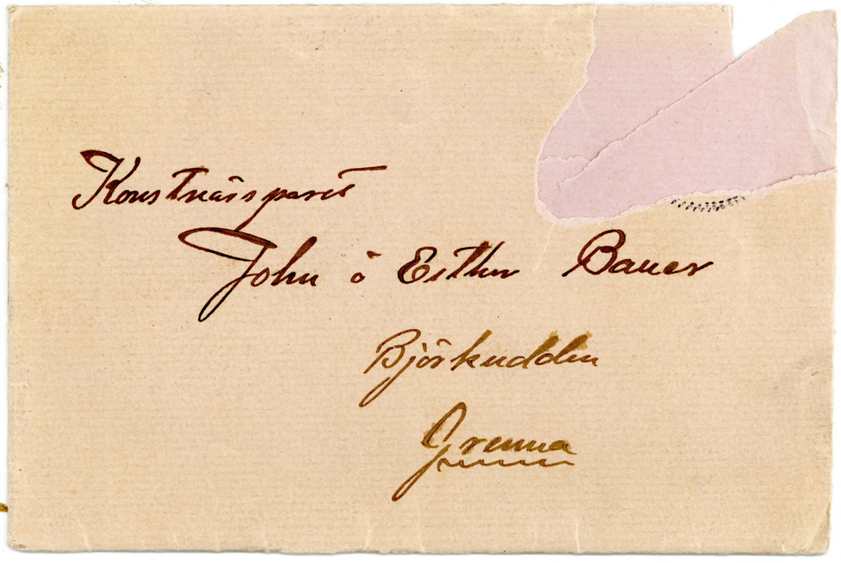 Brev 1914-06-25 till Ester och John Bauer från Nisse, bestående av ett kuvert, med ett vikt blad på fyra sidor med skrivet på framsidan och baksidan. Huvudsakligen skriven i bläck.
.
BREVAVSKRIFT
[Kuvert]
Konstnärsparet
John o Esther Bauer
Björkudden
Grenna

[Två otydliga poststämplar: GRÄNNA]
N.T.
[rött sigillack]
.
[Sida 1]
[stämplade eller tryckta bokstäver: N.T.]
Kvistaberg 25.6 1914.
Kära barn!
Se här de utlovade fo-
tografierna, som jag äntligen kom-
mit mig för att kopiera. –
Jag hoppas Ni må gott och
träta lite smått. Själv mår
jag ingenting ity att min hö-
snuva florerar. Om jag vore 
riktigt kär i någon av Er, så
skulle jag skriva ett väldigt
.
[Sida 2 & 3]
långt brev om hur ljuvligt det
är att tänka på den jag hade
kär hela sommardagarne och allt
vemod, som de ljusa kvällarne
göte i mitt hjärta. Det skulle 
bli väldigt poetiskt, men som
jag nu har mycket mera mera
än kärlek att sysselsätta mig 
med, så blir brevet bara kort
och ingenting. – Därför slutar 
jag med att be Er framföra 
en hälsning till varandra från
Kvistbergsherrn och Eder
vän
Nisse
.
[Sida 4] 
Tom sida