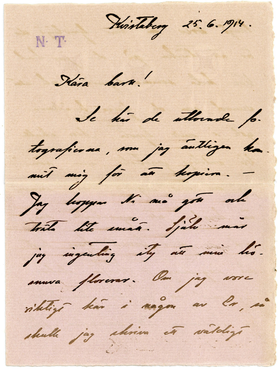 Brev 1914-06-25 till Ester och John Bauer från Nisse, bestående av ett kuvert, med ett vikt blad på fyra sidor med skrivet på framsidan och baksidan. Huvudsakligen skriven i bläck.
.
BREVAVSKRIFT
[Kuvert]
Konstnärsparet
John o Esther Bauer
Björkudden
Grenna

[Två otydliga poststämplar: GRÄNNA]
N.T.
[rött sigillack]
.
[Sida 1]
[stämplade eller tryckta bokstäver: N.T.]
Kvistaberg 25.6 1914.
Kära barn!
Se här de utlovade fo-
tografierna, som jag äntligen kom-
mit mig för att kopiera. –
Jag hoppas Ni må gott och
träta lite smått. Själv mår
jag ingenting ity att min hö-
snuva florerar. Om jag vore 
riktigt kär i någon av Er, så
skulle jag skriva ett väldigt
.
[Sida 2 & 3]
långt brev om hur ljuvligt det
är att tänka på den jag hade
kär hela sommardagarne och allt
vemod, som de ljusa kvällarne
göte i mitt hjärta. Det skulle 
bli väldigt poetiskt, men som
jag nu har mycket mera mera
än kärlek att sysselsätta mig 
med, så blir brevet bara kort
och ingenting. – Därför slutar 
jag med att be Er framföra 
en hälsning till varandra från
Kvistbergsherrn och Eder
vän
Nisse
.
[Sida 4] 
Tom sida