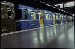 Tunnelbanetåg vid station T-Centralen  år 1977