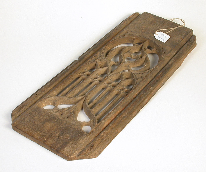 Gotisk ekfyllning.
De profilerade kanalerna i båda långsidors ändor tyder eventuellt på att stycket skjutits in i annan del.