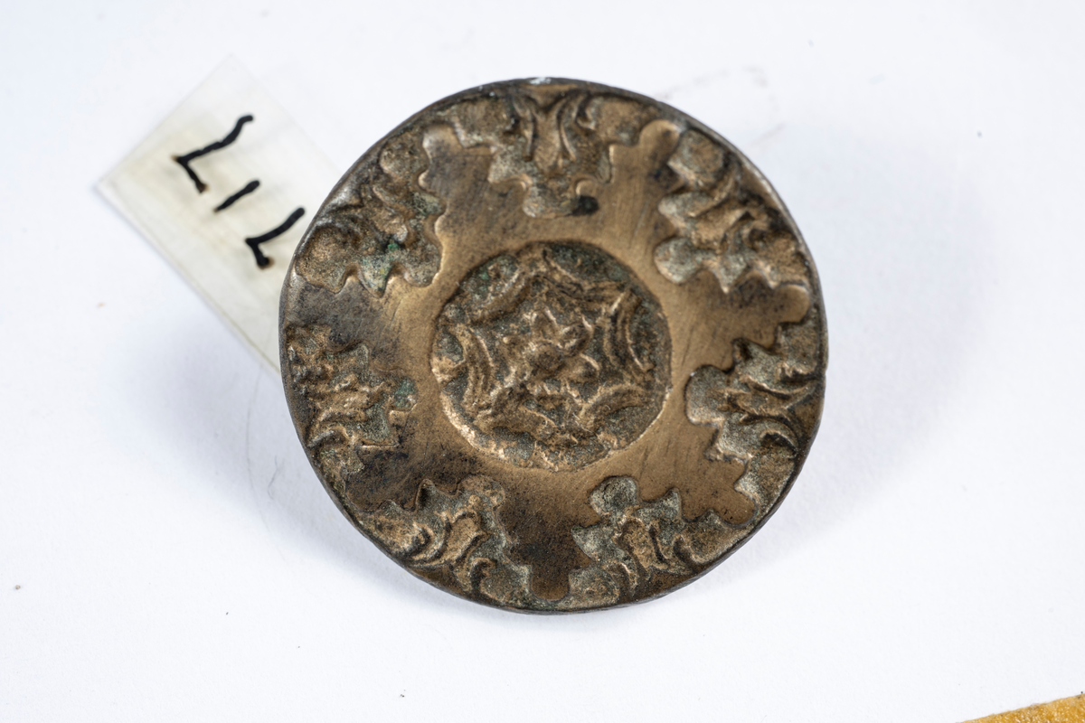 Av mässing med stjärnmotiv.