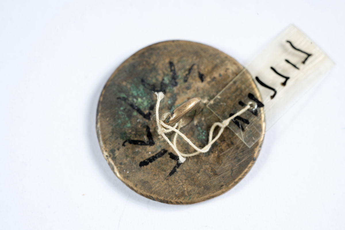 Av mässing med stjärnmotiv.