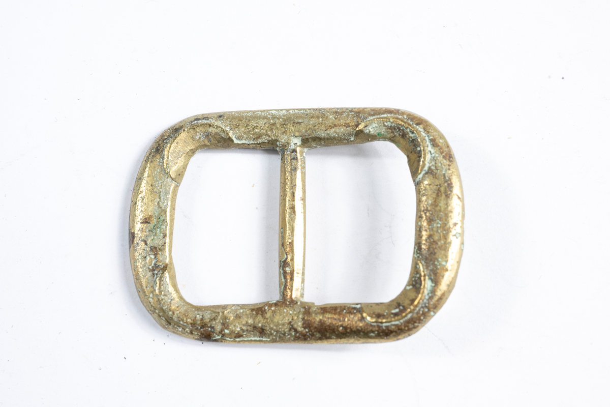 Spänne, enkel dekor.