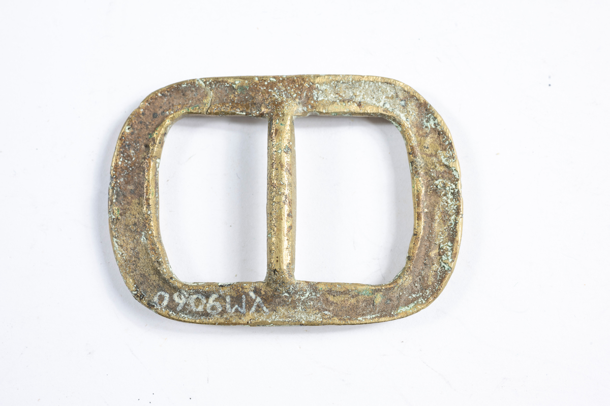 Spänne, enkel dekor.