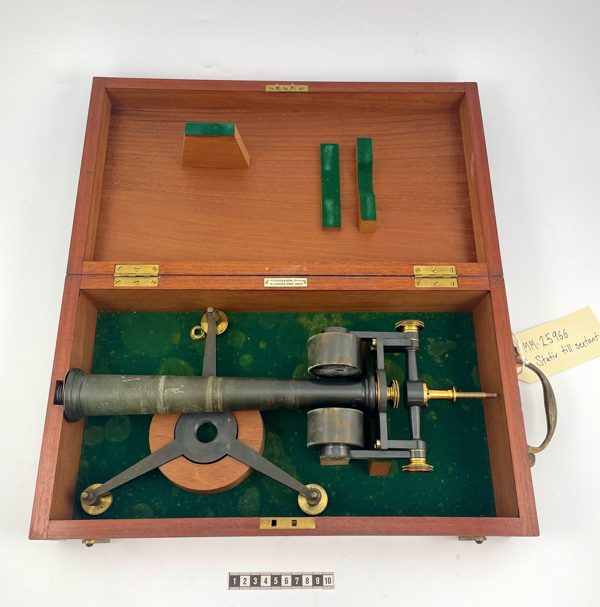 Lackad låda av trä med metallås by Unknown artist