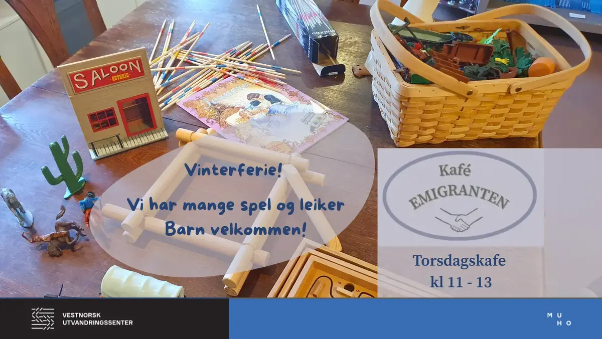 Bord med leiker spredd utover. Mini laftestokkar, ei furv med plastleikar av cowboyar, en saloonbygning, ein kaktus, mikado og eit balansespel 