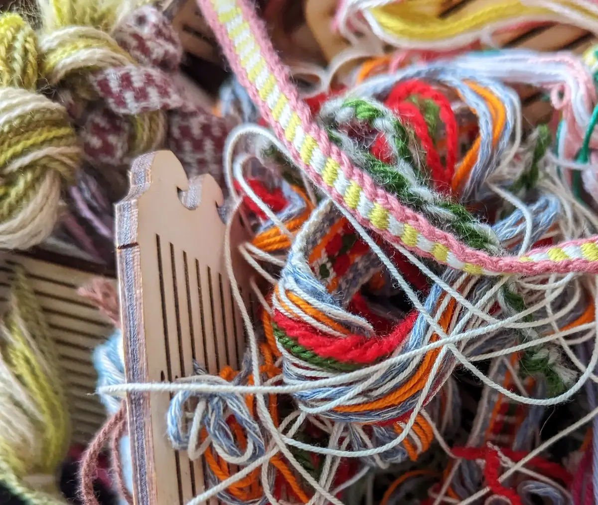 Garn i olika färger.