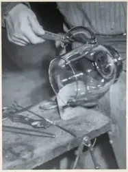 Arbete i hyttan på Strömbergshyttan. 
En man sätter en hänke