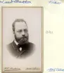 Lasarettsläkare Nils Lundh porträtterad i Karlskrona omkring 1885. Född i Grums men uppvuxen i främst östgötska Björkfors och småländska Dalhem. Efter medicinska studier i Uppsala verksam som läkare i Kisa under åren 1887-1889. Han inflyttade till Kisa från Västervik och avflyttade från orten för läkartjänst i Luleå.
