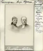 Porträtt av makarna Alfred och Ida Lönngren, född Dahlgren. Han bördig från Växjö, hon kyrkoherdedotter från Ekebyborna. De gifte sig 1882 och bosatte sig i förstone i Bergunda, där maken innehade tjänsten som socknens komminister. År 1895 utnämndes Alfred till kyrkoherde i Södra Unnaryd och han kom att inneha tjänsten till sin död 1906. Året därpå flyttade Ida till Linköping och blev där till sin egen bortgång 1920. Deras äktenskapet var barnlöst. 1890-tal.