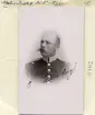 Porträtt av Karl Fredrik von Malmborg. Från 1874 inledde han en militär karriär vid Andra livgrenadjäregementet i Linköping. Under perioden 1909-10 även befälhavare för Norrköpings västra landstormsområde. Gift 1885 med Helene Bång. Makarna ägde godset Vij söder om Norrköping.