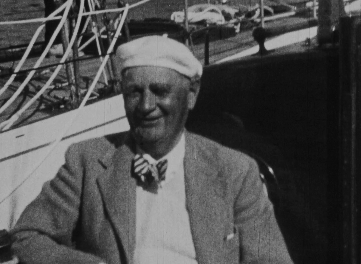 Svartvit film ur Upsala Segelsällskaps (USS) arkiv om den finska direktören och politikern Henrik Ramsay, som hade ett stort segelintresse. Under en av sina årliga segelturer runt Östersjön avled han av en hjärtinfarkt som inträffade medan han såg på Ruinspelet i Visby kvällen 25 juli 1951.


Bilder från kappseglingen Gotland runt år 1939 visas, då Ramsay tog hem andraplatsen med sin nybyggda båt REGINA. Hon ses i filmen med Nyländska Jaktklubbens (NJK) flagga hissad i sin akter. 


En hand bläddrar i Gotland runts program från 1950 fram till sidan som visar tävlingsbanan. Ramsey är med och tävlar även detta år, vilket blir tävlingens första upplaga efter 11 års paus i samband med andra världskriget. Han vandrar tillsammans med sin fru i Visby innan tävlingen. Ombord REGINA lagas segel för hand. Jakterna som ligger förtöjda vid norra vågbrytaren i Visby hamn har stor flaggning hissad. Tävlingsstarten går i svag vind och REGINA seglar tills solen går ner över vattnet. De tävlande samlas sedan vid mållinjen i Sandhamn. 


12 juli 1951 besöker Ramsay Esbo gård i Nyland, Finland. Två platser som var betydelsefulla för Ramsay visas: NJK:s klubbhus på Blekholmen, Helsingfors, och skäret Gråhara med sin fyr utanför stadens kust. Under juli hålls här Gråhararegattan och kappseglingarna om vandringstrofén Guldpokalen – ursprungligen instiftad av NJK 1919. 14 juli är det prisutdelning och den snäckformade guldpokalen visas i bild bland andra trofeer på vinstbordet. Filmen avslutas med vyer över Visby, där Ramsay gick bort knappt tre veckor senare.