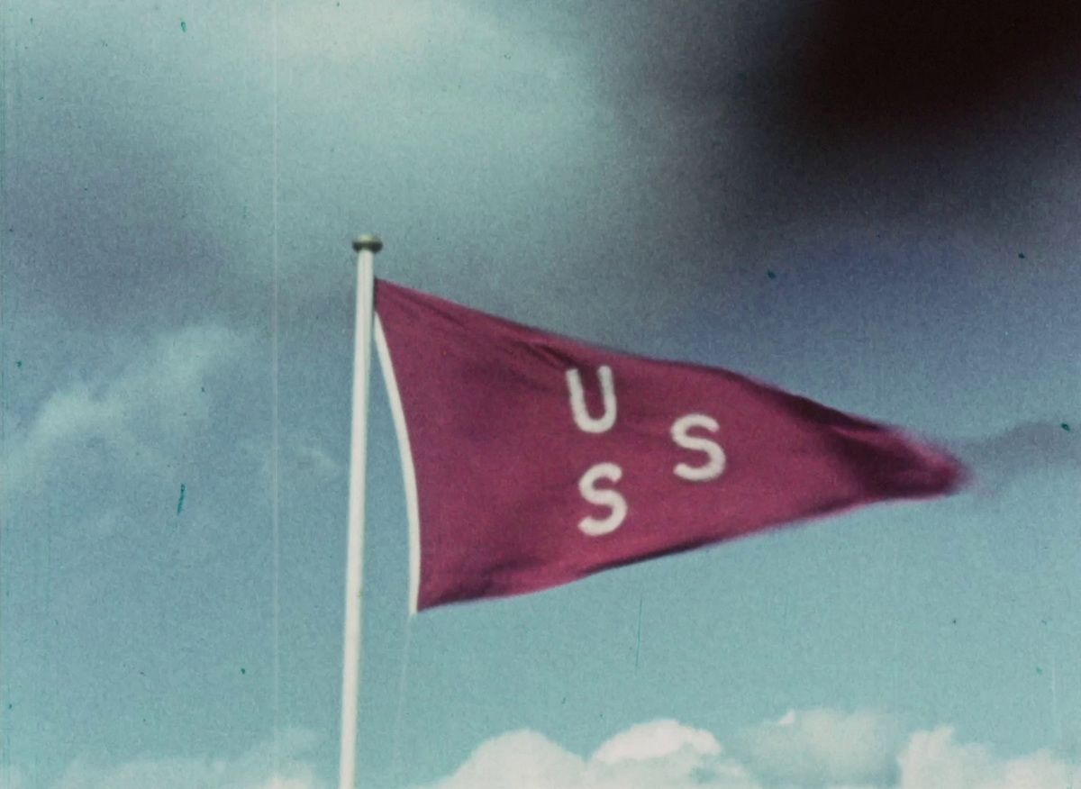 Färgfilm ur Upsala segelsällskaps (USS) arkiv från två olika kappseglingar där USS medlemmar deltar. I filmens mittparti täcks det övre högra hörnet av en mörk fläck. 


Det första mästerskapet som visas arrangerar Segelsällskapet Brunnsviken (SSB) för att fira sitt 50-årsjubileum 1948. Tävlingar hålls för såväl neptunkryssare som starbåtar och segelkanoter, som filmas när de rundar banans märken. Mellan seglingarna ligger de förtöjda vid klippor på vilka människor samlas i solskenet. Under tävlingarna passerar lasfartyget SVEABORG och andra fartyg platsen. På flaggstänger vajar flaggor från USS, Årstavikens segelsällskap (ÅSS), Kungliga Svenska Segel Sällskapet (KSSS), SSB, Segelsällskapet Vega (SSV), Stockholms segelsällskap (SSS) och Vikingarnas Segel Sällskap (VSS). Seglarna fikar på land. Årets vinnare i SM för neptunkryssare blir Åke Fernström och Bertil Ekvall med båten AMIE, segelnummer S-110.


Ytterligare tävlingar som visas är 1950 års SM för neptunkryssare, arrangerad av Norrtälje segelsällskap (NSS) vid Gräddö, samt kappseglingarna för vandringstrofén guldpokalen, arrangerade vid Sandhamn samma år. Mellan kappseglingarna ses flaggstänger med flaggor från USS, Östhammar segelsällskap (ÖSS), NSS och två oidentifierade segelsällskap. Ulf Freding från USS vinner SM tillsammans med Lennart Flink ombord sin båt Lill-Eva med segelnummer S-111.