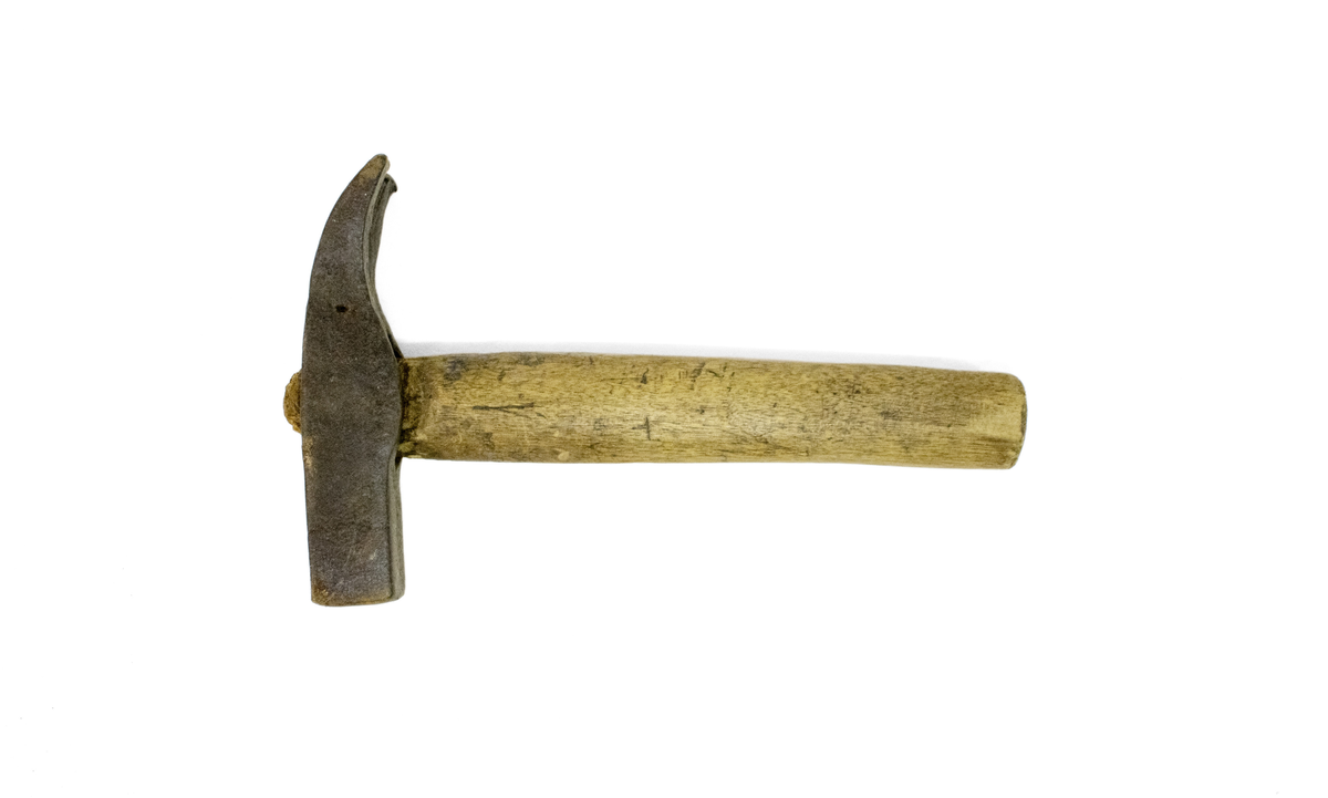 Klohammer av jern, med treskaft.