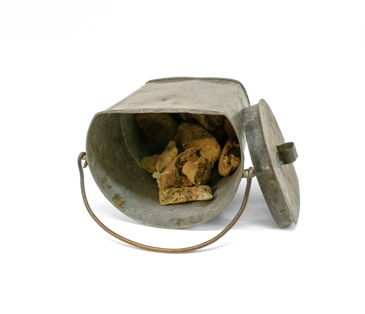 Kobberspann med lokk. Spannet er flatt på den ene siden. Ligger brød oppbevart inni.