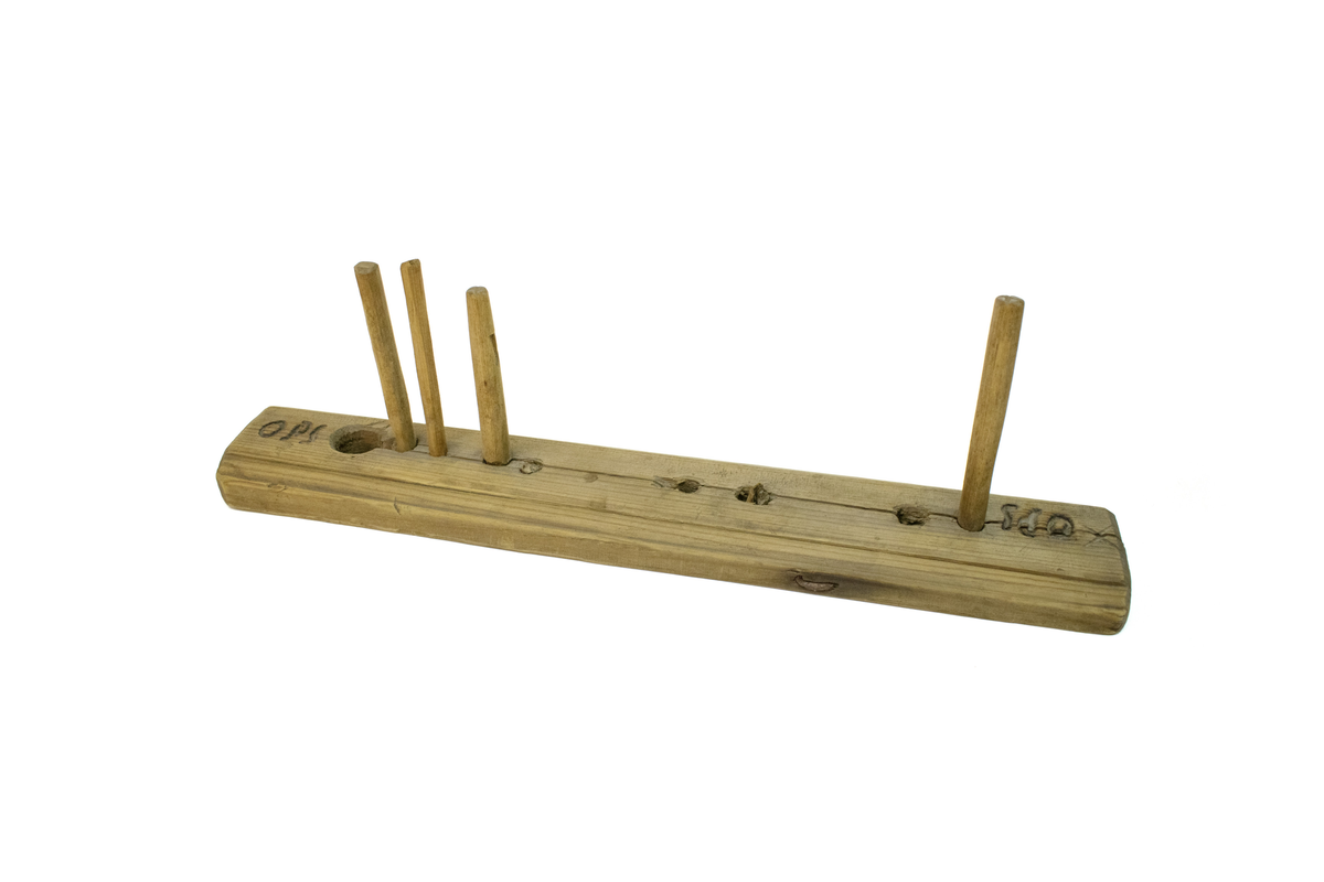 Hoveltre med initialene OPS risset inn i hver ende