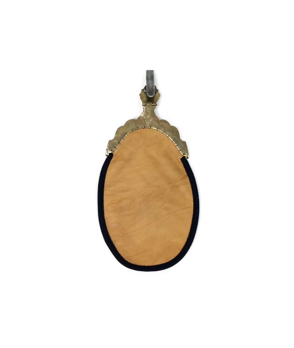 Brodert lomme med messinglås. Broderi med floralmønster, årstallet "1850" og initialer "GKOD". Messinglås gravert med ranker og initialene "ROD". To stykker løst originalt fór - én av skinn og én av lin.